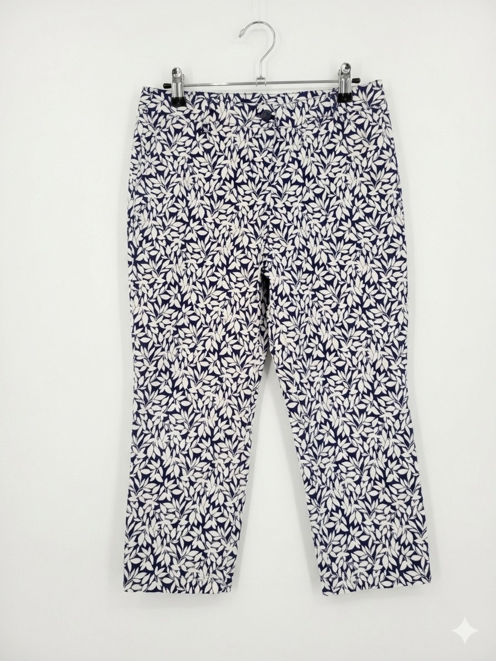 Tommy Bahama Navy and White Leaf Print Capris